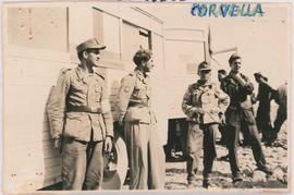 Enfermeira chefe do V Exército Norte-Americano e soldados alemães prisioneiros, na Itália, durant...
