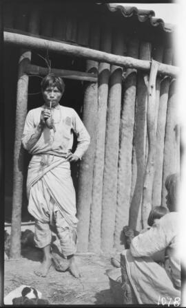 Homem encostado em uma porta - Paraguai