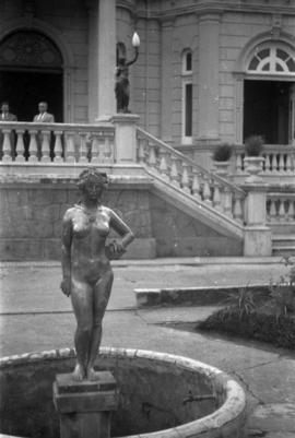 Estátua feminina na frente do Palácio Rio Negro