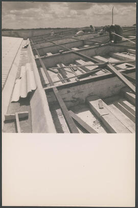 Operários trabalhando na laje das obras do Sanatório de Sancho