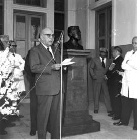 Discurso na inauguração do busto de Gaspar Vianna. Rio de Janeiro. Na fotografia: Magarinos, Moac...