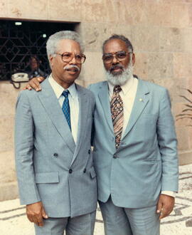 Sebastião de Oliveira e Abdias do Nascimento na cerimônia de reintegração dos pesquisadores cassados