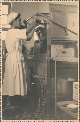 Cozinheira trabalhando na cozinha do sanatório Getúlio Vargas