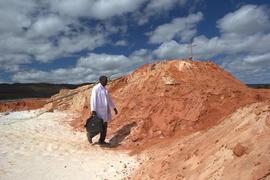 Andrés Meralla visitando lavra em Inhaí