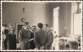 Clemente Mariani e outros em visita à Santa Casa de Misericórdia