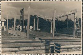 Operários na montagem das primeiras vigas do Sanatório de Sancho