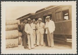 Membros da comissão na estação ferroviária de Bauru