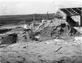 Obras do Sanatório Aimorés com betoneira ao centro