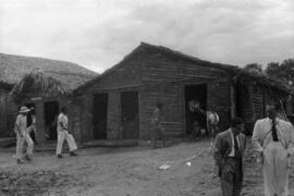 Casa de pau a pique e população de Teresina, no canto direito Zenon Rocha e outro