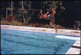 Nelson pulando na piscina
