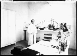 Antonio Cardoso Fontes em seu laboratório