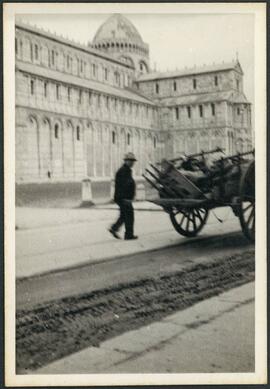 Homem com carroça próximo da Catedral de Pisa