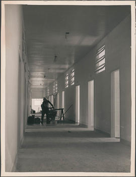 Operário trabalhando no corredor do Hospital de Tuberculose Óssea pertecente à Fundação Benjamin ...