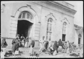 Cidadão na entrada de um mercado - Santa Cruz (Bolívia)