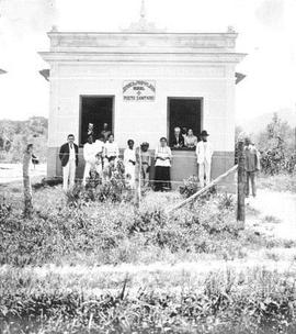 Belisário Penna (à esquerda) e outros em frente ao Posto Sanitário de Guaratiba