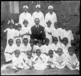 Serviço de Profilaxia Rural de Amazonas, dirigido por Samuel Uchôa (centro da fotografia)