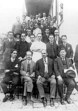 Grupo de pessoas que assistiram à inauguração do Posto de São Félix (BA)