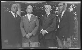 Da esquerda para a direita: Mr. J.D. Mc Veigh (Chefe Honorário do Leprosário), Dr. Harrold K. Mar...