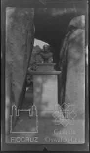 Busto de Camões na Gruta de Macau