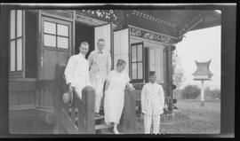 Dr. Otto Paneth e o casal van Elen, superintendentes do Leprasário Lao Simomo