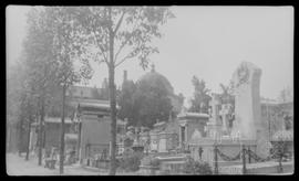 Cemitério de Pere Lachaise, Paris. Agosto ou dezembro de 1926.