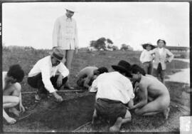 Homens pescando para o Serviço de Febre Amarela em El Pamar - Santa Cruz (Bolívia)