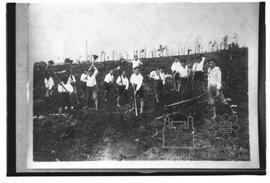 Asilo Santa Therezinha [rapazes capinando]