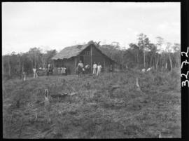 Casa e cemitério indígena em Paraguassu