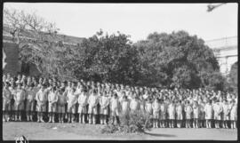 Grupo grande de crianças em pátio - Paraguai