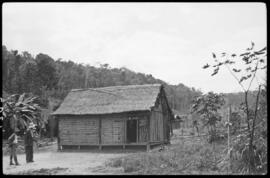 Homens próximos a casa em Água Suja - Mesquita (MG)