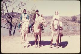 Nelson Lacombe e crianças montadas a cavalo