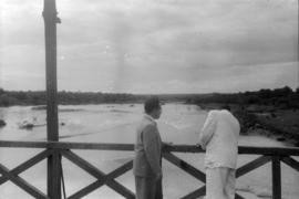 Carlos Eugênio Porto e outro em ponte sobre o Rio Poti