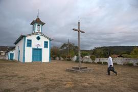 Andrés Meralla em frente ao cruzeiro da Igreja de Sant'ana no distrito de Inhaí