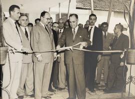 Clemente Mariani cortando a faixa de inauguração do pavilhão de tuberculosos anexo ao Hospital Ar...
