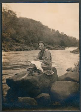 Maria José von Paumgartten na margem do rio Aquidauana, trecho Camisão