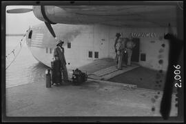 Turma de expurgo de aviões entrando no Boeing Clipper 314 da Pan American Airways (Pan Am)