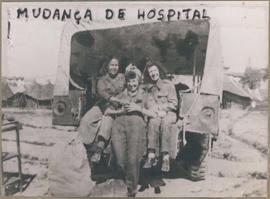 Tenentes enfermeiras durante a mudança de hospital do 16th Ev. Hosp. de Pistoia para o 15th Ev. H...
