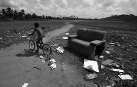 Criança pedalando na periferia de Mulungu