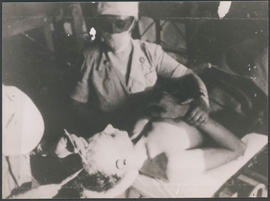 Enfermeira Antonieta Ferreira durante operação de paciente no 16th Ev. Hospital de Pistoia