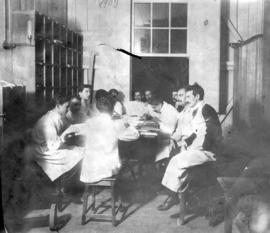 Oswaldo Cruz reunido com outros médicos e cientistas durante sessão científica no Instituto Sorot...