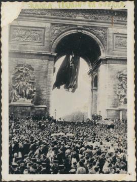 Reprodução fotográfica de imagem do Arco do triunfo no fim da Segunda Guerra Mundial