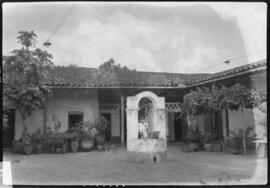 Pessoa observando uma cisterna para reservatório de água em um pátio - Santa Cruz (Bolívia)