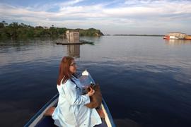 Mayra García Martínez em embarcação no Lago do Aleixo