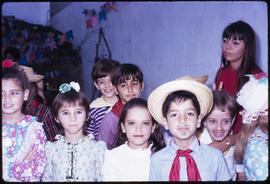 Crianças em festa junina