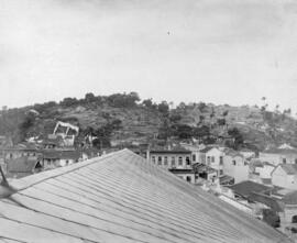 Vista do Morro de Santo Antônio depois da ação da Saúde Pública, do telhado do Theatro Municipal