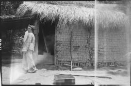 Guardas em frente à residência de Gregório Simplicio. Casa de pau a pique - Macaé (RJ)