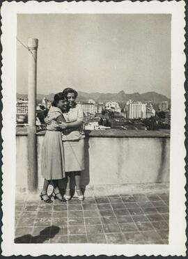 Maria do Carmo Corrêa e Castro e sua sobrinha Amair Coutinho Ferrari, com a baía da Guanabara ao ...