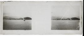 Vista do estuário de Santos e da ilha de Santo Amaro, tendo à esquerda o Forte da Vera Cruz de It...