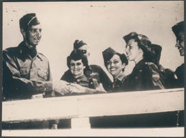 Virgínia Portocarrero cumprimentando o General Mark Wayne Clark, Comandante do V Exército Norte A...