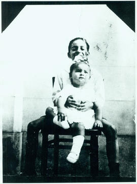 Oswaldo Cruz Filho criança com uma menina no colo